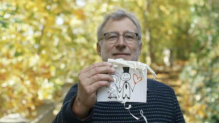 Karl-Heinz Kolb zeigt die &Uuml;berreste eines Luftballs, der wohl bei einer Hochzeitsfeier steigen gelassen wurde.  Foto: Steffen Standke