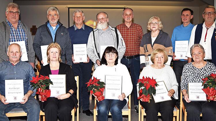 Langjährige und verdiente Aktive, frühere Musikerkollegen und treue Mitglieder des Musikvereins von Altenkunstadt sind zu Ehrenmitgliedern ernannt worden.