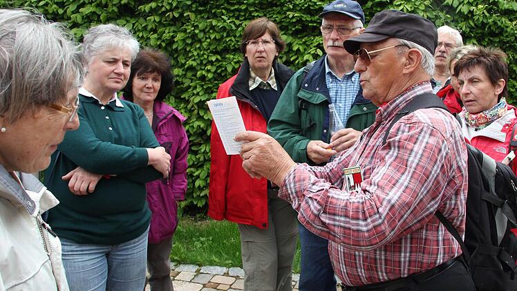 Willibald Laubender erklärt das Eberner Kegelspiel.