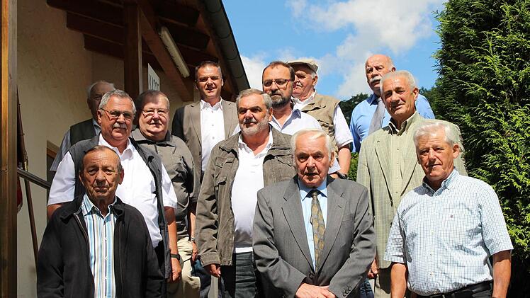 Geehrt wurden von dem 1. Vorsitzenden Franz Hümmer (oben ganz links) die Gründungsmitglieder sowie diejenigen, die 25 Jahre dabei sind