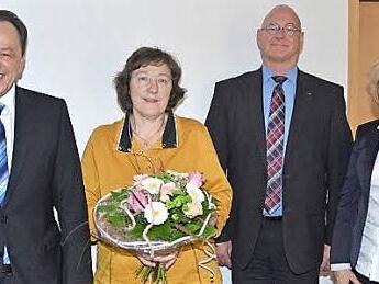 Glückspilz Petra Barnickel (mit Blumen) freut sich über 10 000 Euro. Karl-Heinz Zipfel, Geschäftsstellenleiter Pressig, Peter Goihl, Gebietsdirektor, und Kundenbetreuerin Anita Beez (v.l.) gratulierten. Foto: Hofmann