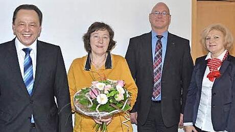 Glückspilz Petra Barnickel (mit Blumen) freut sich über 10 000 Euro. Karl-Heinz Zipfel, Geschäftsstellenleiter Pressig, Peter Goihl, Gebietsdirektor, und Kundenbetreuerin Anita Beez (v.l.) gratulierten. Foto: Hofmann