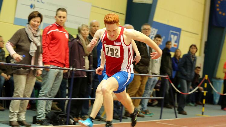 Nick Przeliorz vom TSV Münnerstadt wurde in Fürth Bayerischer Meister über 200 Meter und gewann Bronze über 60 Meter. Foto: Theo Kiefner