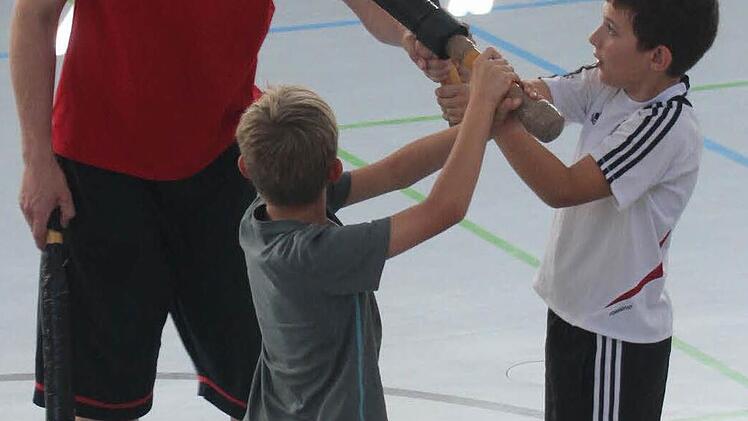 Der Übungsleiter muss keinen Streit schlichten, sondern weist die Schüler in den Schwertkampf ein. Foto: Daniel Ruppert