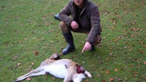 Michael Belz mit einem gerissenen Tier. Foto: Julia Raab