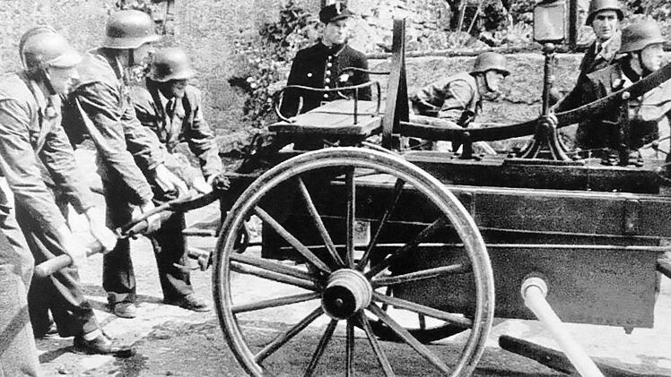 Eine Feuerwehr-Übung aus alten Zeiten zeigt dieses Foto. Foto: Archiv Feuerwehr Obereschenbach