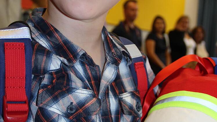 Leon aus Azendorf hatte am Dienstag seinen ersten Schultag in der Kasendorfer Grundschule. Seine Schultüte und sein Ranzen tragen sein Lieblingsmotiv: Feuerwehr Foto: Katharina Müller-Sanke