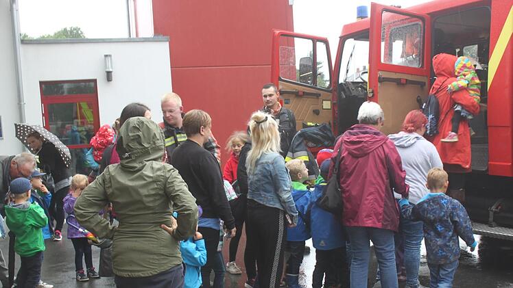 Lukas Hetzel chauffierte die Kinder und ihre Eltern mit dem LF 16/12 einmal um die Stadt - das fanden die Kinder schöner als Karussellfahren. Foto: Matthias Einwag