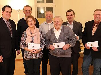 Ehrungen in der Gemeinderatssitzung in Leutenbach     (v. l.):  Bürgermeister Florian Kraft, Reinhard Weber, Erika Roth, Markus Geck, Heinz Kraft, Bernhard Galster und Hans Kraus  Foto: Franz Galster