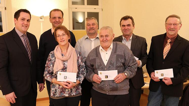 Ehrungen in der Gemeinderatssitzung in Leutenbach     (v. l.):  Bürgermeister Florian Kraft, Reinhard Weber, Erika Roth, Markus Geck, Heinz Kraft, Bernhard Galster und Hans Kraus  Foto: Franz Galster