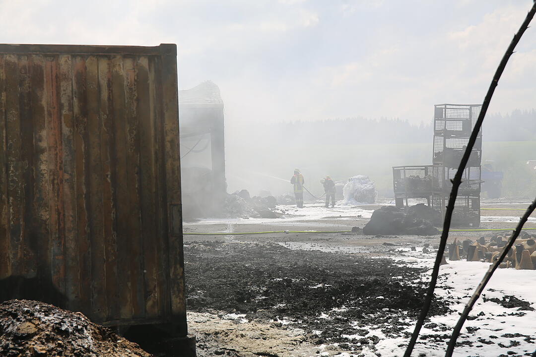 Firmengebäude in Oberfranken geht in Flammen auf