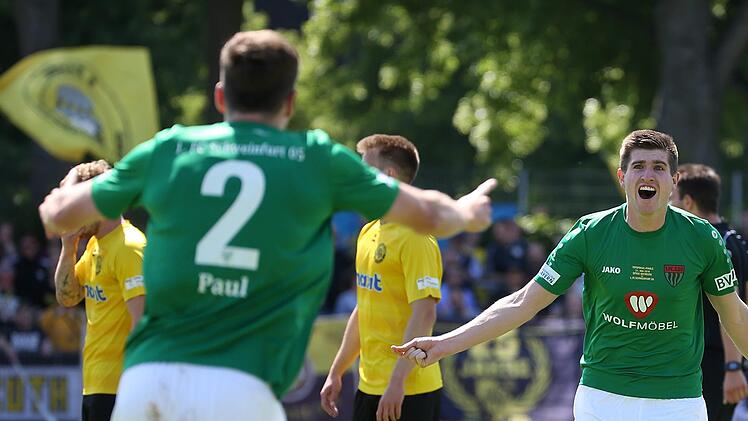 Herbert Paul (links) und Sch&uuml;tze Kevin Fery bejubeln die 1:0-F&uuml;hrung des FC 05 Schweinfurt in Bayreuth. foto2press/Meike Kreidler