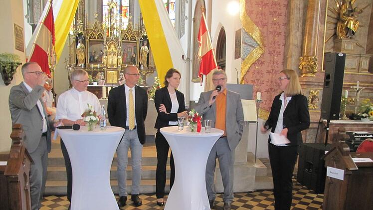 Pfarrer Christian Frühwald, Prof. Axel Noack, der Lichtenfelser Landrat Christian Meissner (CSU), die Lichtenfelser CSU-Bundestagsabgeordnete Emmi Zeulner, der Coburger Landrat Michael Busch (SPD) und die Michelauer Dekanin Stefanie Ott-Frühwald diskutierten in der Seßlacher Johanneskirche über das Spannungsfeld zwischen Kirche sowie Politik und Gesellschaft. Foto: Martin Koch