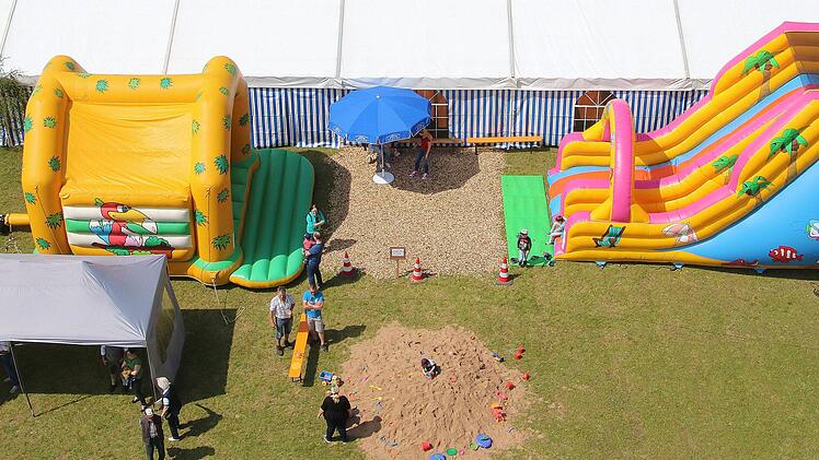 Auch die Kinder kamen beim Feuerwehrfest in Kleinwenkheim voll auf ihre  Kosten. Die Hüpfburg, die aufblasbare Rutsche und die Sandburg waren echte  Attraktionen. Foto: Dieter Britz