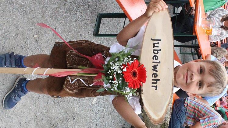 Den j&uuml;ngsten Tafeltr&auml;ger hatte die Jubelwehr selbst.