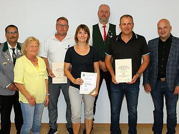 Ehrungen standen beim Schützenverein Wannigtal Wermerichshausen an: (von links) Gausportleiter Burkhard Voll, Ortssprecherin Ulla Müller,  Alexander Götz, Martina Krug, Rudolf Karch, Uwe Götz und Bürgermeister  Michael Kastl. Foto: Dieter Britz