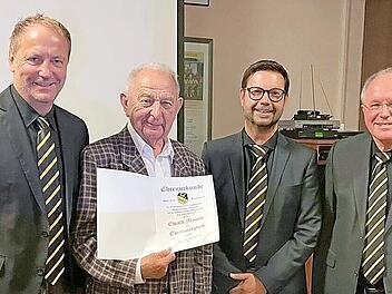 Bei der Hauptversammlung des SC Adelsdorf, von links: Johannes Nagengast, das neue Ehrenmitglied Ewald Münch, Volker Höfer und Ehrenvorstand Lorenz Galster
