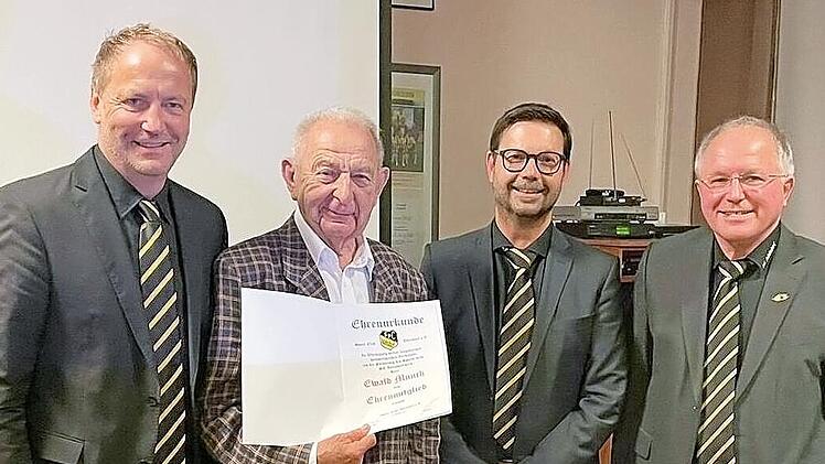 Bei der Hauptversammlung des SC Adelsdorf, von links: Johannes Nagengast, das neue Ehrenmitglied Ewald Münch, Volker Höfer und Ehrenvorstand Lorenz Galster
