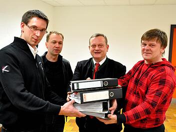 Bastian Hümmer und Dirk Rückert (von links) sowie Mathias Mitrach (rechts) übergaben die Künstlersozialkasse-Unterlagen an den Präsidenten des Nordbayerischen Musikbundes, Manfred Ländner.   Foto:  ab