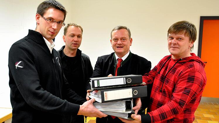 Bastian Hümmer und Dirk Rückert (von links) sowie Mathias Mitrach (rechts) übergaben die Künstlersozialkasse-Unterlagen an den Präsidenten des Nordbayerischen Musikbundes, Manfred Ländner.   Foto:  ab
