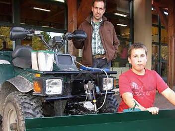 David Lanz aus Detter fertigte gemeinsam mit seinem Vater Matthias Lanz ein Schneeschild für ein Quad an.  Foto: Marion Eckert