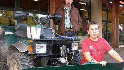 David Lanz aus Detter fertigte gemeinsam mit seinem Vater Matthias Lanz ein Schneeschild für ein Quad an.  Foto: Marion Eckert