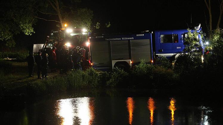 Mit vereinten Kräften kämpften Feuerwehr und THW in der Nacht auf Montag gegen einen drohenden Dammbruch am Tretzendorfer Weiher. Foto: News5 / Herse
