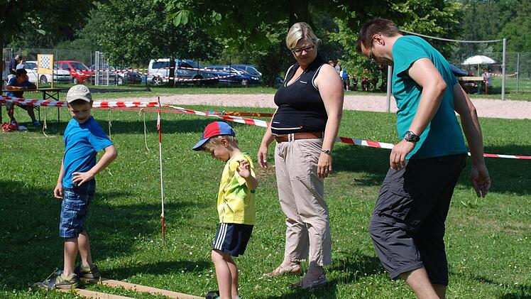 Spannung für die ganze Familie beim Skilauf.