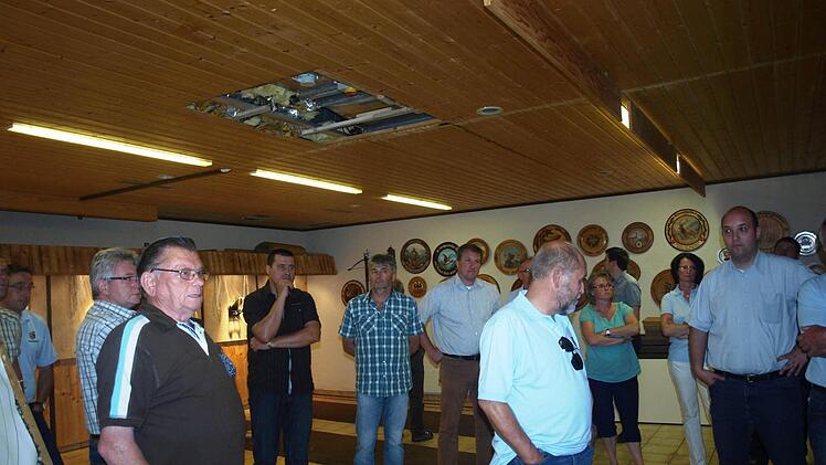 Im Schützenheim führten die Regenfälle zu Feuchtigkeit. Der Gemeinderat begutachtete die Schäden.