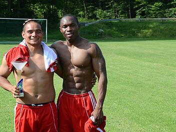 Will Guzmann (links) und Tarweh Witherspoon vermissen nicht nur den Fußball in Deutschland. Foto: Jürgen Schmitt
