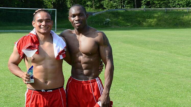 Will Guzmann (links) und Tarweh Witherspoon vermissen nicht nur den Fußball in Deutschland. Foto: Jürgen Schmitt