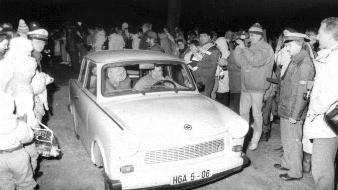 Die Trabis fuhren am 18. November 1989 um 6 Uhr durch ein Spalier von jubelnden Menschen.  Foto: Friedwald Schedel