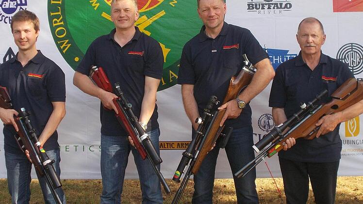 Die Nationalmannschaft der Klasse Springer trat mit drei Ebernern im Team an, von rechts Gerhard Einwag, Friedrich Reber, Christoph Schikora und dem Chemnitzer Reinhard Wolf.