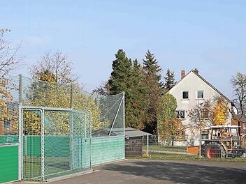 Der Bewohner des hinteren Hauses fühlt sich vom Betrieb auf dem Fußballplatz gestört.  Foto: Franz Galster