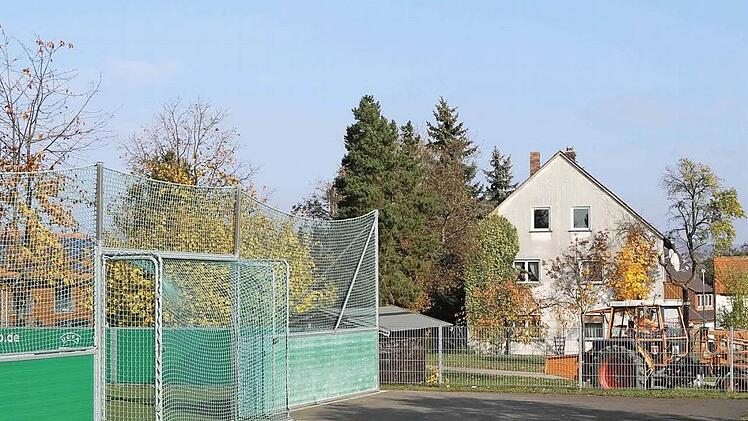 Der Bewohner des hinteren Hauses fühlt sich vom Betrieb auf dem Fußballplatz gestört.  Foto: Franz Galster