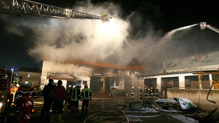 Kampf gegen die Flammen: Mit drei Drehleitern näherten sich die Feuerwehrleute dem landwirtschaftlichen Gebäude von oben. Foto: Stefan Johannes