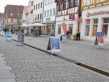 Plakatständer allerorten zieren die Forchheimer Fußgängerzone und das Bächla.  Foto: Martin Rehm