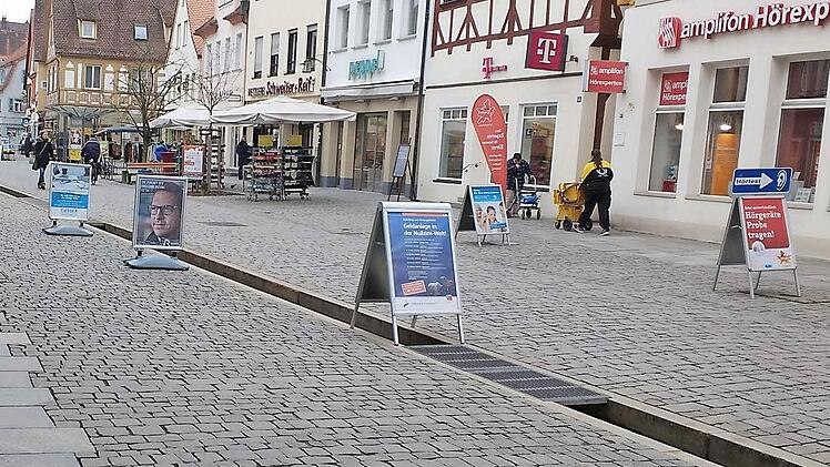 Plakatständer allerorten zieren die Forchheimer Fußgängerzone und das Bächla.  Foto: Martin Rehm