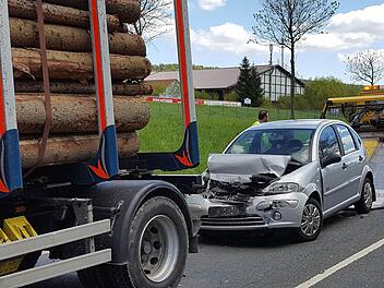 Der Citroen wurde von einem auffahrenden Polo auf den Anhänger eines Holztransporters geschoben. Foto: Alexander Hartmann
