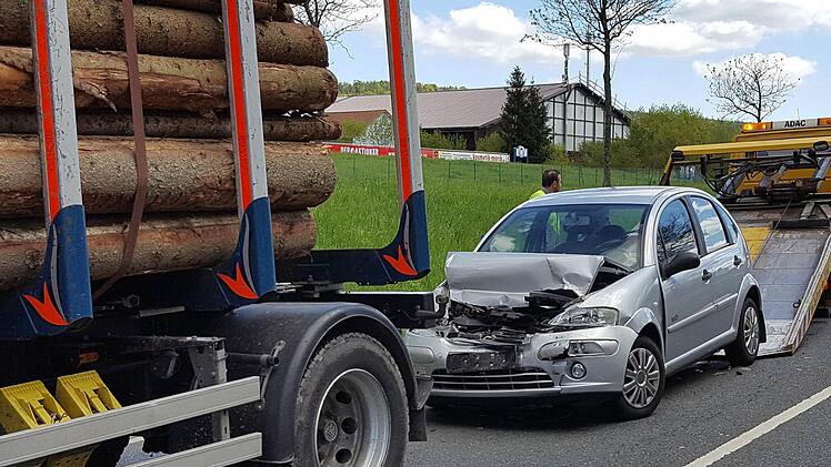 Der Citroen wurde von einem auffahrenden Polo auf den Anhänger eines Holztransporters geschoben. Foto: Alexander Hartmann