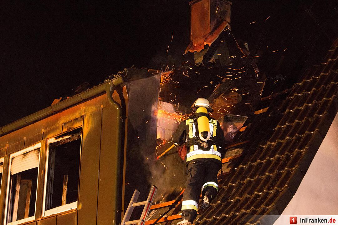 Wohnhaus wird durch Blitzschlag ein Raub der Flammen - Bewohner können sich rechtzeitig retten - Brand hält rund 100 Feuerwehrleute in Atem