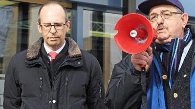 Landrat Christian Meißner (links) gehört zu den Kritikern der Pläne des Bezirks, hier bei der Demonstration mit Hermann Schilling von der Gewerkschaft LBB.