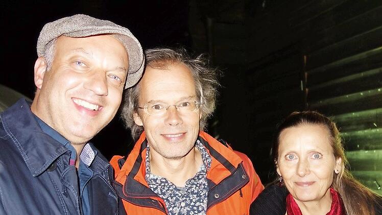 Axel Weidemann und Harald Pilar von Pilchau mit seiner Frau genießen die Premierenfeier. Foto: Nicole Julien-Mann
