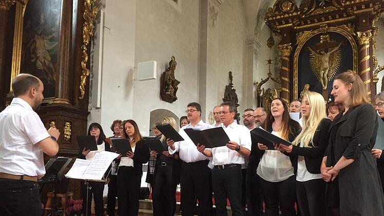 ie 21 Sänger und Sängerinnen folgten dem Dirigent Matthias Nöth aufmerksam.  Regina Rinke