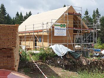 Die ersten Ferienhäuser des Projekts "Feriendorf Wasserkuppe" stehen schon. 15 dieser Art sollen in den nächsten Monaten auf der Wasserkuppe entstehen und ein zeitgemäßes, naturnahes und ansprechendes Übernachtungsangebot bieten.  Fotos: Marion Eckert