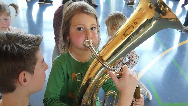Dem fünfjährigen Felix Gebhardt aus Sand gefiel besonders das Tenorhorn. Foto: Christian Licha