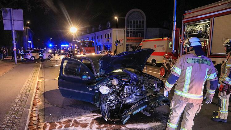 Ein Golf ist in Bamberg in ein stehendes Taxi gekracht. Nun geht es um die Frage, wer das unfallverursachende Fahrzeug eigentlich fuhr. Foto: Merzbach/News5