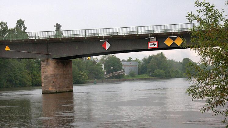 An der Kanalbrücke der Staatsstraße von Neuses nach Hallerndorf  im Kreis Forchheim blieb das Flusskreuzfahrtschiff hängen. Das Bauwerk überstand den Aufprall ohne erkennbare Schäden. Dennoch wurde die Brücke vorsorglich von einem Sachverständigen überprüft. Foto: Josef Hofbauer