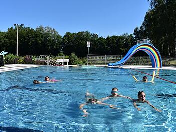 Das Abschleppen wird im Neunkirchener Freibad geübt. Foto: Petra Malbrich