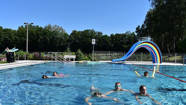 Das Abschleppen wird im Neunkirchener Freibad geübt. Foto: Petra Malbrich